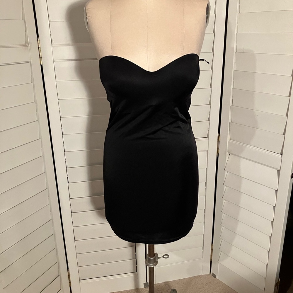 NWOT - two figure enhancing strapless undergarments .*